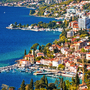 Panoramablick auf die Uferpromenade der Riviera von Opatija