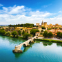 Luftaufnahme der Brücke Pont Saint Benezet und der Rhone in Avignon