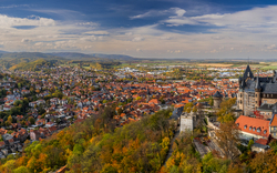 Panorama von Quedlinburg mit Schloss und Altstadt im Herbst.