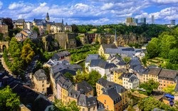 Panoramablick auf die Stadt Luxemburg mit historischem und modernem Stadtbild.