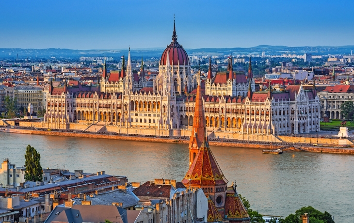 Parlamentsgebäude und Fischerbastei in Budapest