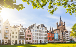 Bunte Fachwerkhäuser und Kirche an einem sonnigen Tag.
