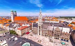 Luftaufnahme vom Marienplatz und Rathaus in München bei sonnigem Wetter.